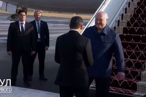 Пресс-служба Лукашенко больше не показывает, как правитель спускается с трапа самолета (дополнено)